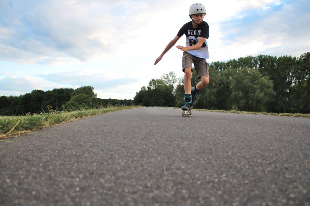 Bruslař na asfaltu při inline kurzu v Brně